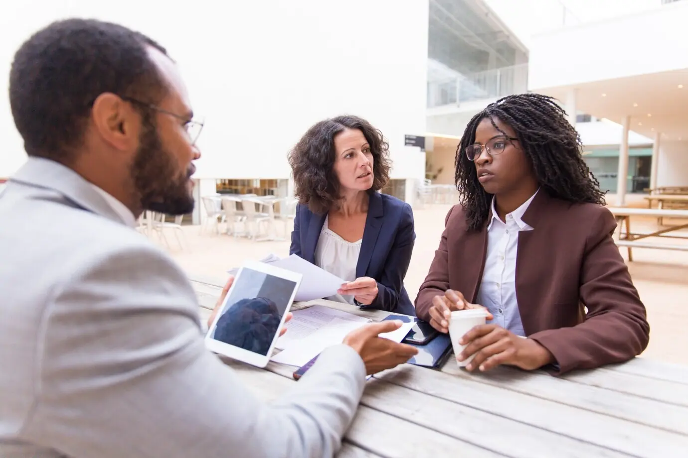 Partners van verschillende etnische achtergronden bespreken een overeenkomst